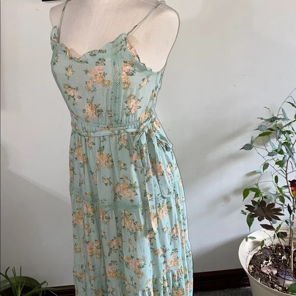 Mine Floral Midi Dress in Soft Green and Cream size small - Picture 5 of 11